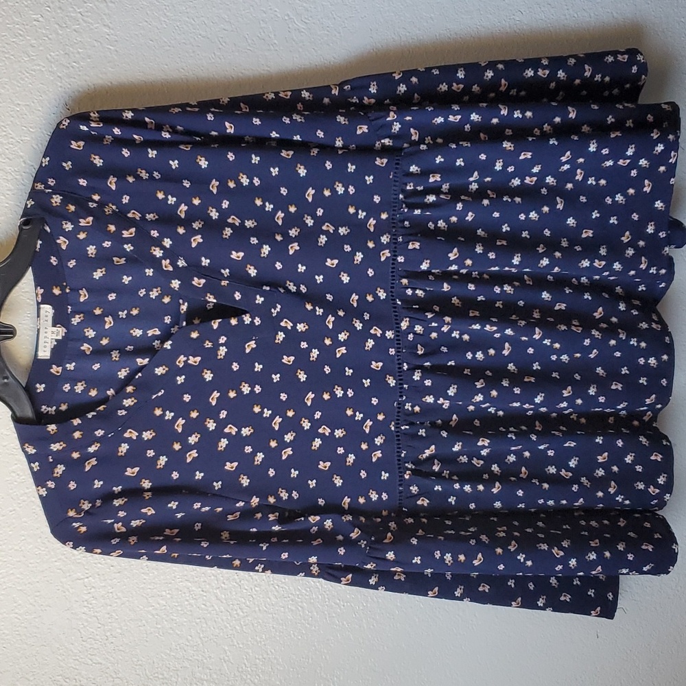 Copper key navy blue and tan V neck blouse with bell sleeves NWOT - Picture 2 of 10